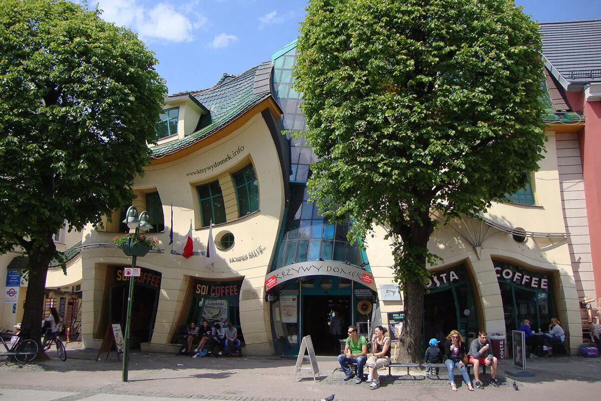 Krzywy Domek, Krokiga Huset