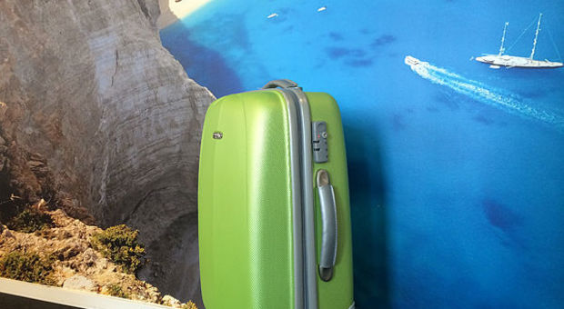 Tävla om en grön fin resväska